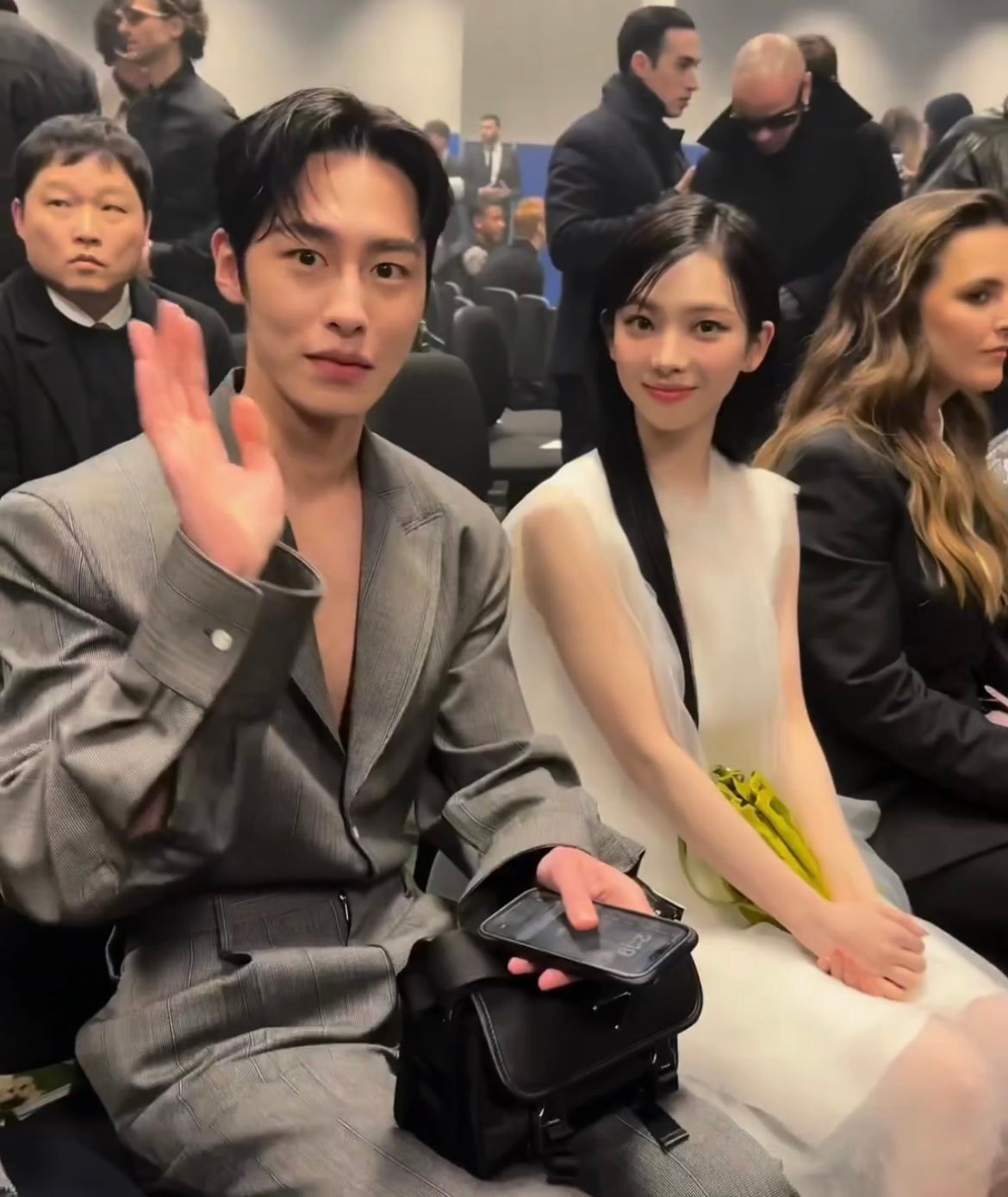 Karina được xếp ngồi cùng diễn viên Lee Jae Wook nên cả hai tương tác tự nhiên hơn. Karina được xếp ngồi cùng diễn viên Lee Jae Wook nên cả hai tương tác tự nhiên hơn.