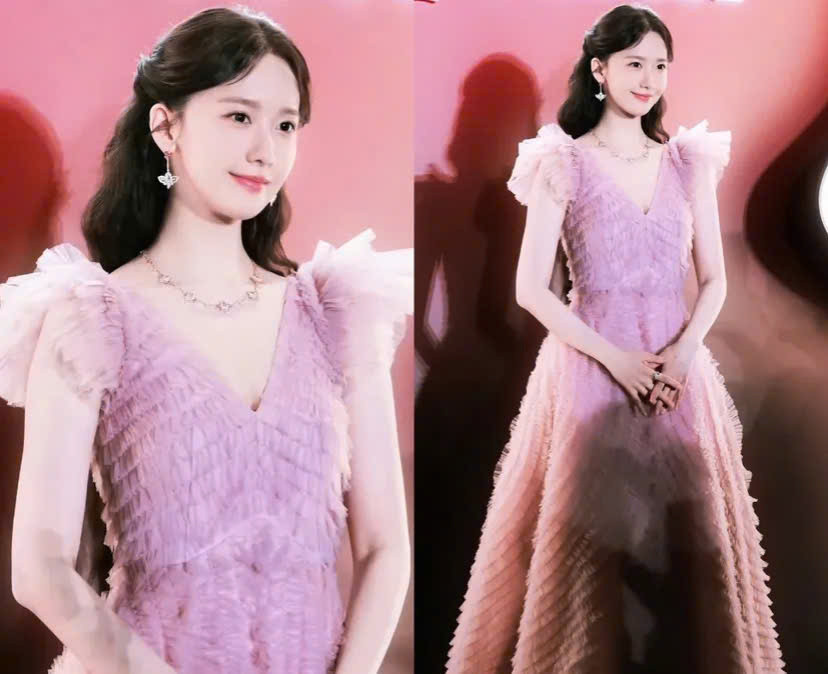 Yoona nhận cơn mưa lời khen từ cư dân mạng, nhiều người ví von cô đẹp tựa một nàng công chúa bước ra từ truyện cổ tích. Yoona nhận cơn mưa lời khen từ cư dân mạng, nhiều người ví von cô đẹp tựa một nàng công chúa bước ra từ truyện cổ tích.