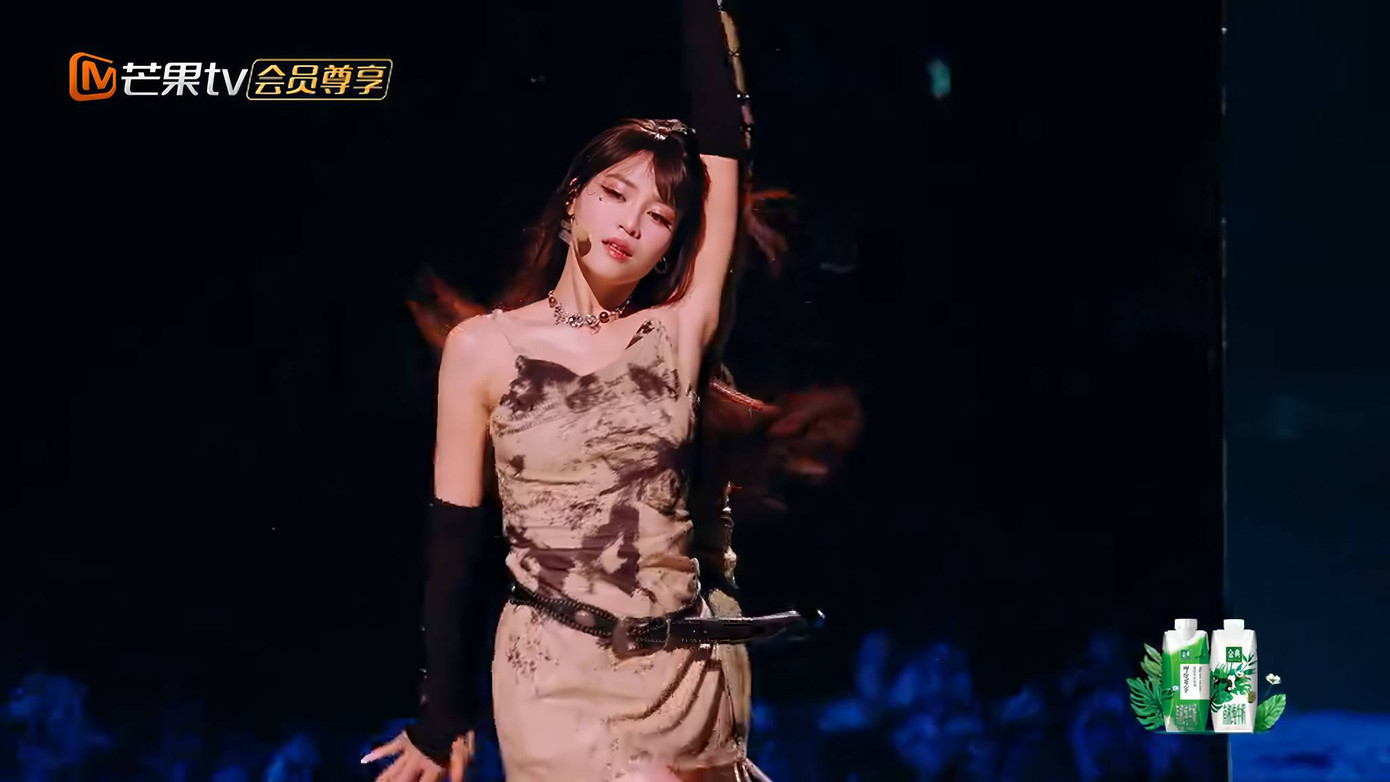 Nhan sắc ma mị của Lan Ngọc đang được cư dân mạng Trung truy tìm "in tư". Nhan sắc ma mị của Lan Ngọc đang được cư dân mạng Trung truy tìm "in tư".