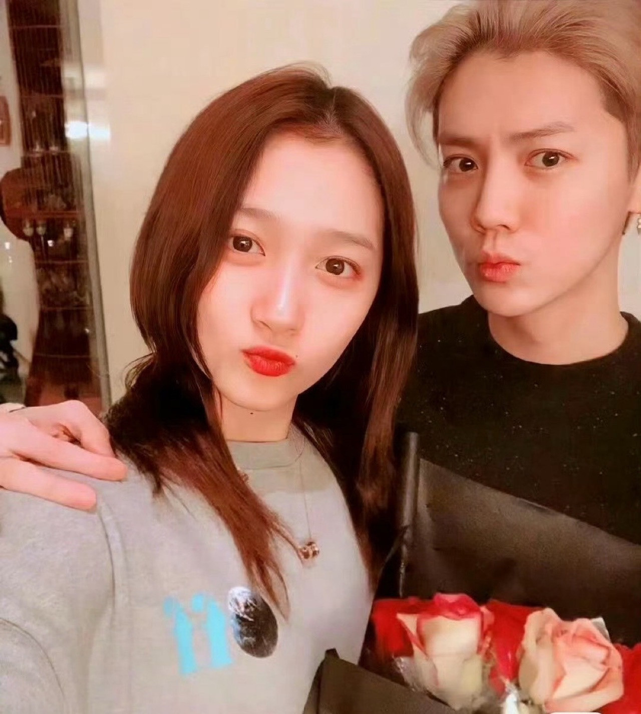 Nhiều netizen phỏng đoán cuộc tình này sẽ không kéo dài được bao lâu, nhất là trong giới showbiz đầy thị phi và áp lực dư luận ngày càng lớn.