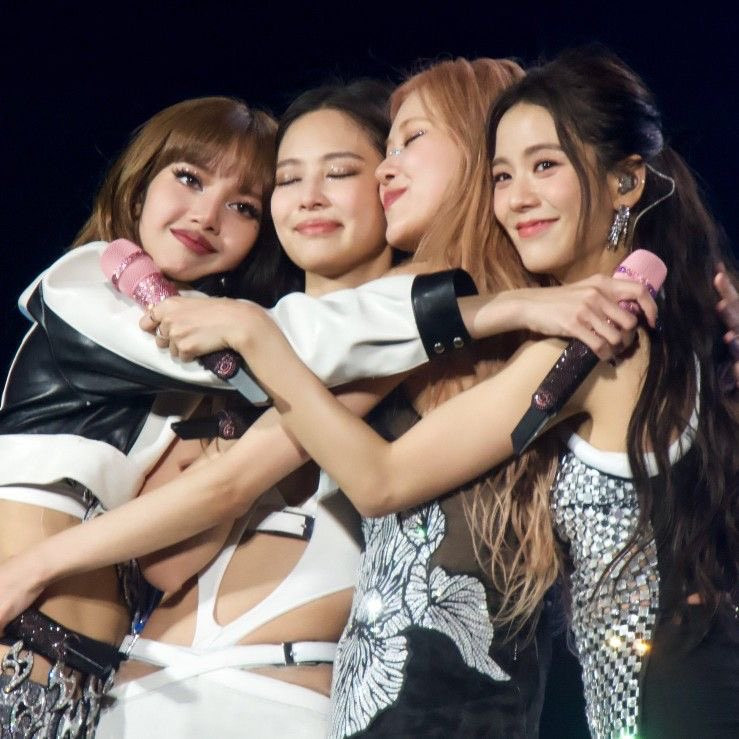 BLACKPINK thể hiện tình bạn gắn bó, thân thiết trong hơn một thập kỷ luyện tập và ra mắt cùng nhau. BLACKPINK thể hiện tình bạn gắn bó, thân thiết trong hơn một thập kỷ luyện tập và ra mắt cùng nhau.