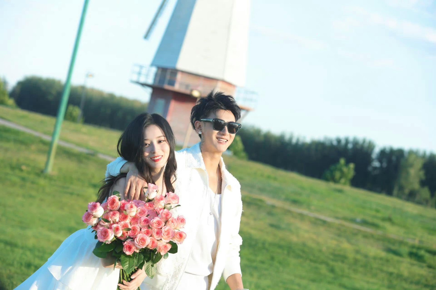 Khán giả dần chỉ nhớ đến Từ Nghệ Dương với những tin đồn xoay quanh chuyện tình "tổng tài và nhân viên" thay vì sự nghiệp ca hát, diễn xuất. Khán giả dần chỉ nhớ đến Từ Nghệ Dương với những tin đồn xoay quanh chuyện tình "tổng tài và nhân viên" thay vì sự nghiệp ca hát, diễn xuất.