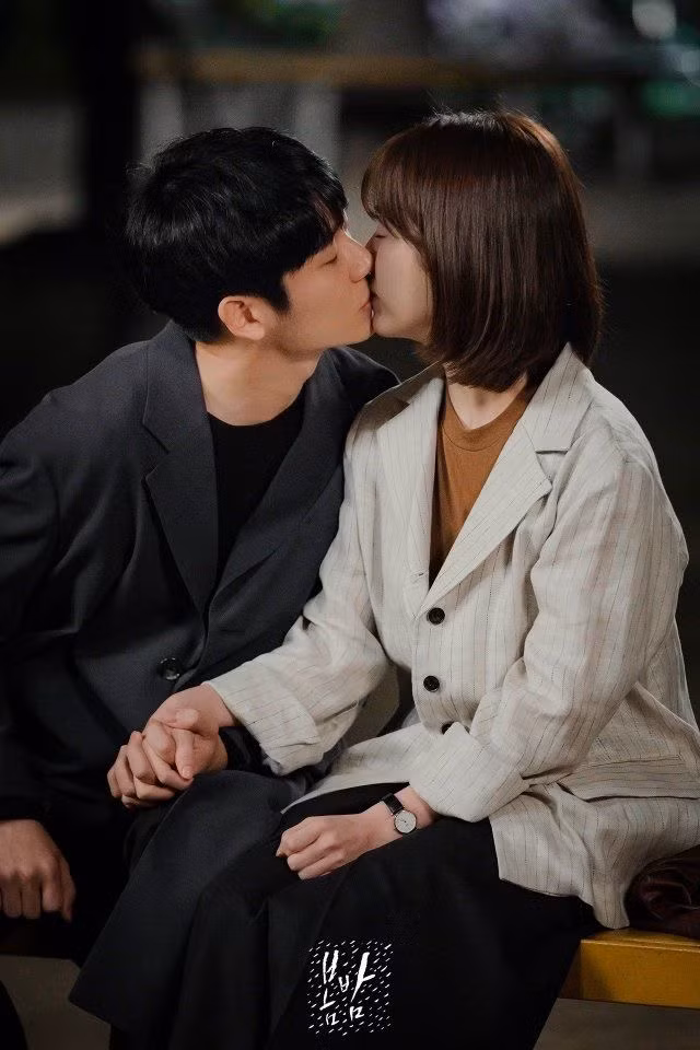 Những nụ hôn của Jung Hae In với "chị đẹp" Han Ji Min khiến khán giả quắn quéo.