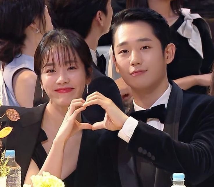 Khung hình chung tạo dáng trái tim của hai người từng gây bão mạng tại sự kiện MBC Drama Awards 2019. Khung hình chung tạo dáng trái tim của hai người từng gây bão mạng tại sự kiện MBC Drama Awards 2019.