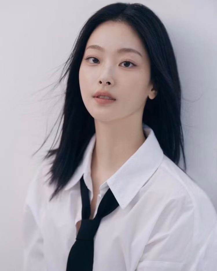 Choi Hee Jin có thời gian làm quen với ống kính khi làm người mẫu trước khi đóng phim. Choi Hee Jin có thời gian làm quen với ống kính khi làm người mẫu trước khi đóng phim.