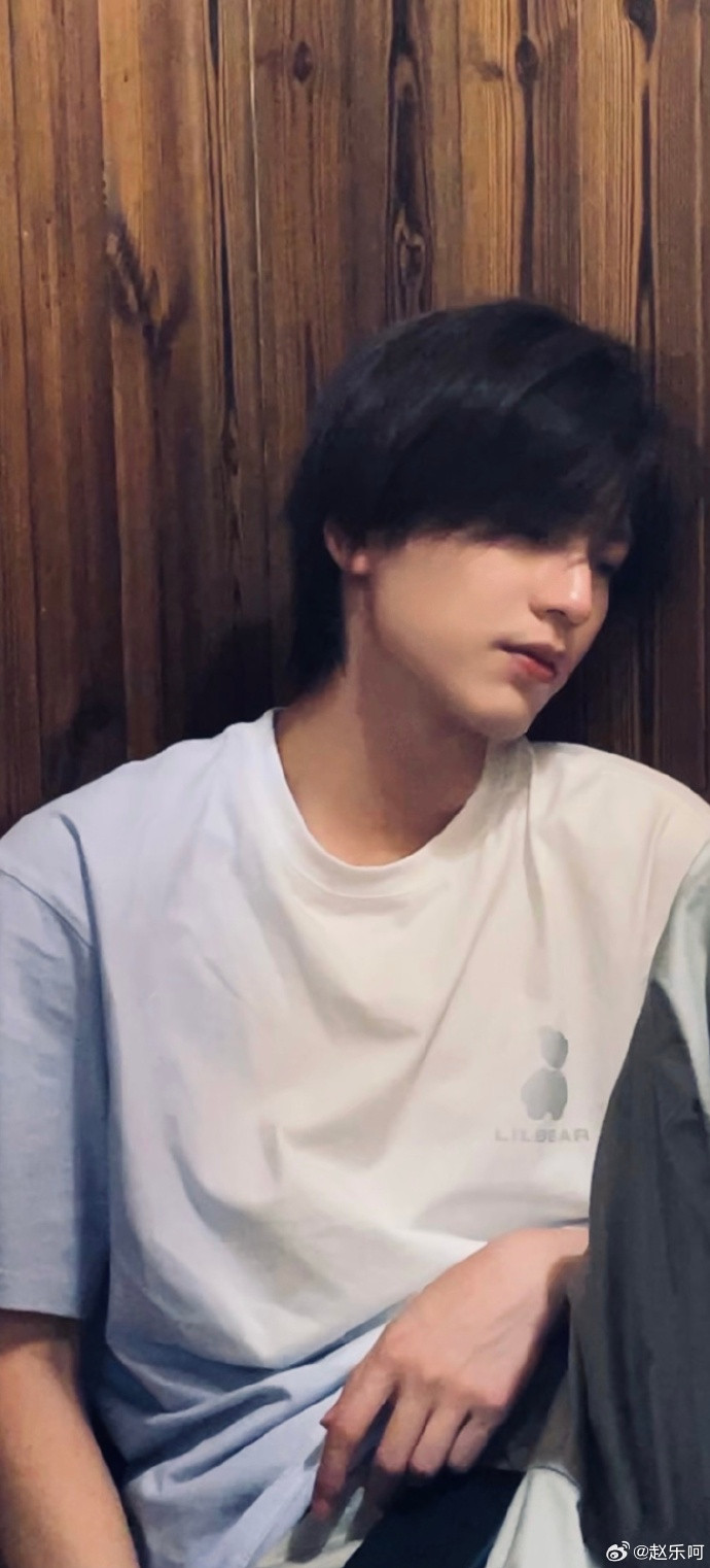 Trương Lăng Hách gây bất ngờ với vẻ ngoài điển trai ngay từ thời sinh viên. Anh có gương mặt nhỏ so với tỷ lệ cơ thể, sống mũi cao cùng ngũ quan sáng sủa. Trương Lăng Hách gây bất ngờ với vẻ ngoài điển trai ngay từ thời sinh viên. Anh có gương mặt nhỏ so với tỷ lệ cơ thể, sống mũi cao cùng ngũ quan sáng sủa.