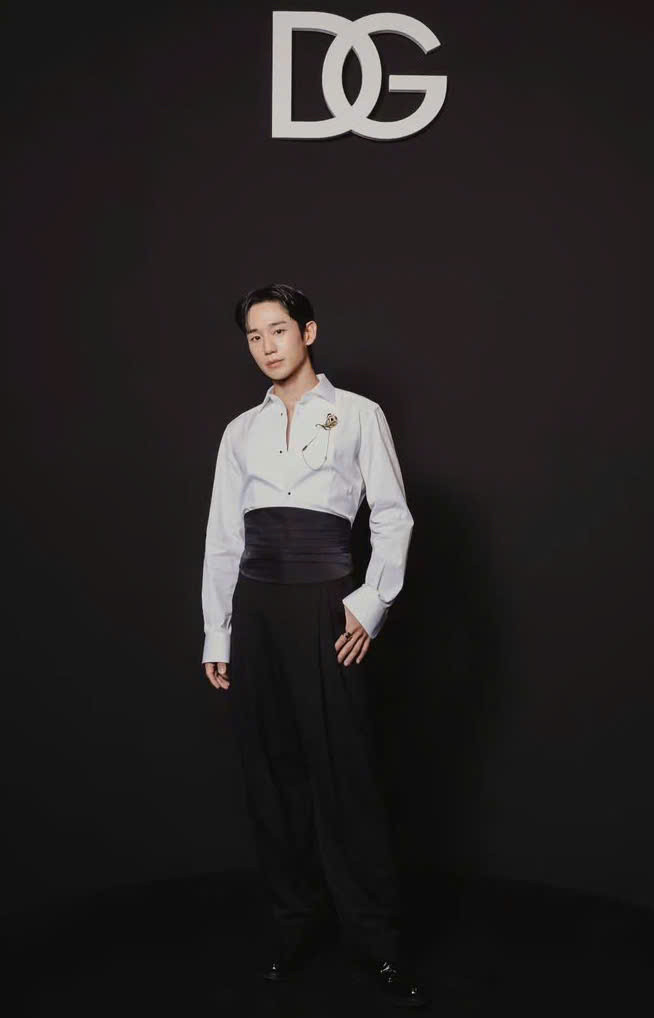 Jung Hae In tại sự kiện thời trang của Dolce & Gabbana. Jung Hae In tại sự kiện thời trang của Dolce & Gabbana.