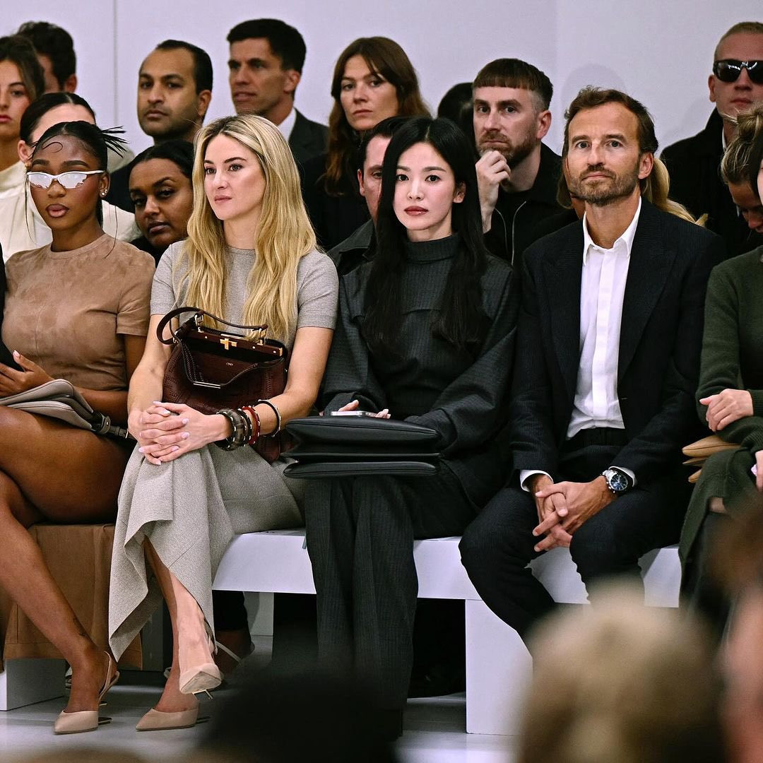 Nữ diễn viên chăm chú xem các thiết kế mới của nhà mốt. Nữ diễn viên chăm chú xem các thiết kế mới của nhà mốt.