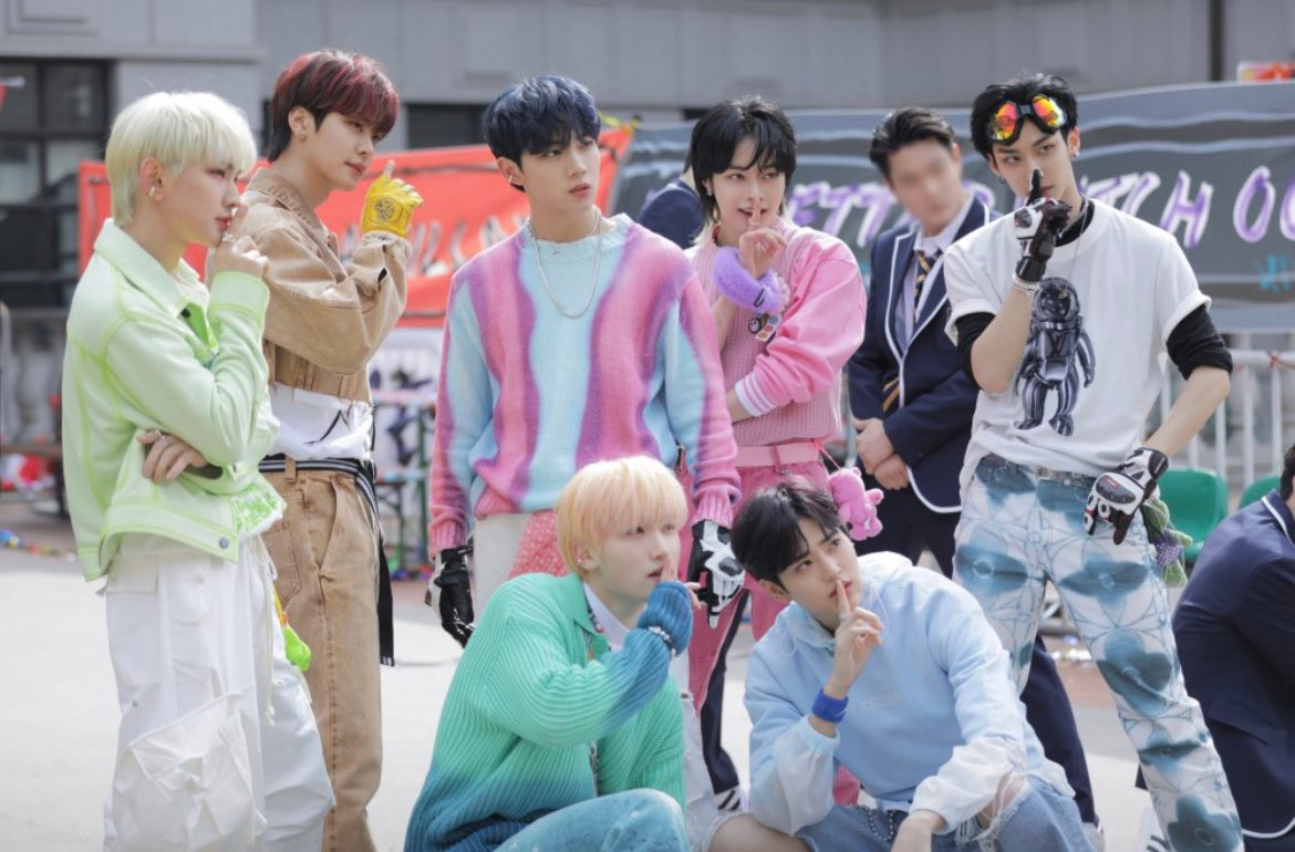 Các chàng trai biến hóa đa dạng trong MV Dangerous. Các chàng trai biến hóa đa dạng trong MV Dangerous.