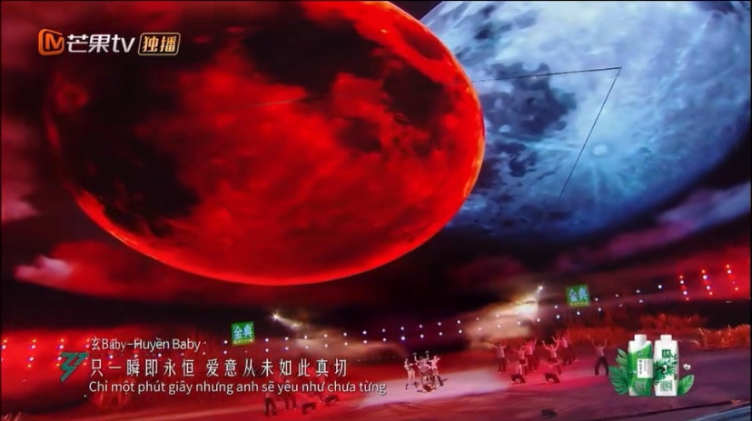 Sân khấu hoành tráng của LUNAS tại chương trình với hình ảnh ánh trăng khổng lồ. Sân khấu hoành tráng của LUNAS tại chương trình với hình ảnh ánh trăng khổng lồ.