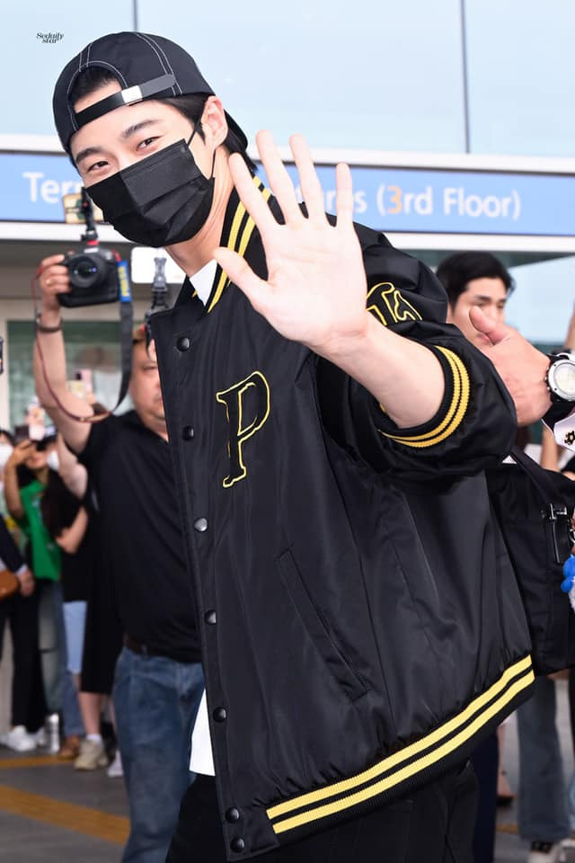 Byeon Woo Seok cùng đội bảo vệ do công ty sắp xếp xuất hiện tại sân bay Incheon ngày 12/7 để lên đường tới Hong Kong. Byeon Woo Seok cùng đội bảo vệ do công ty sắp xếp xuất hiện tại sân bay Incheon ngày 12/7 để lên đường tới Hong Kong.