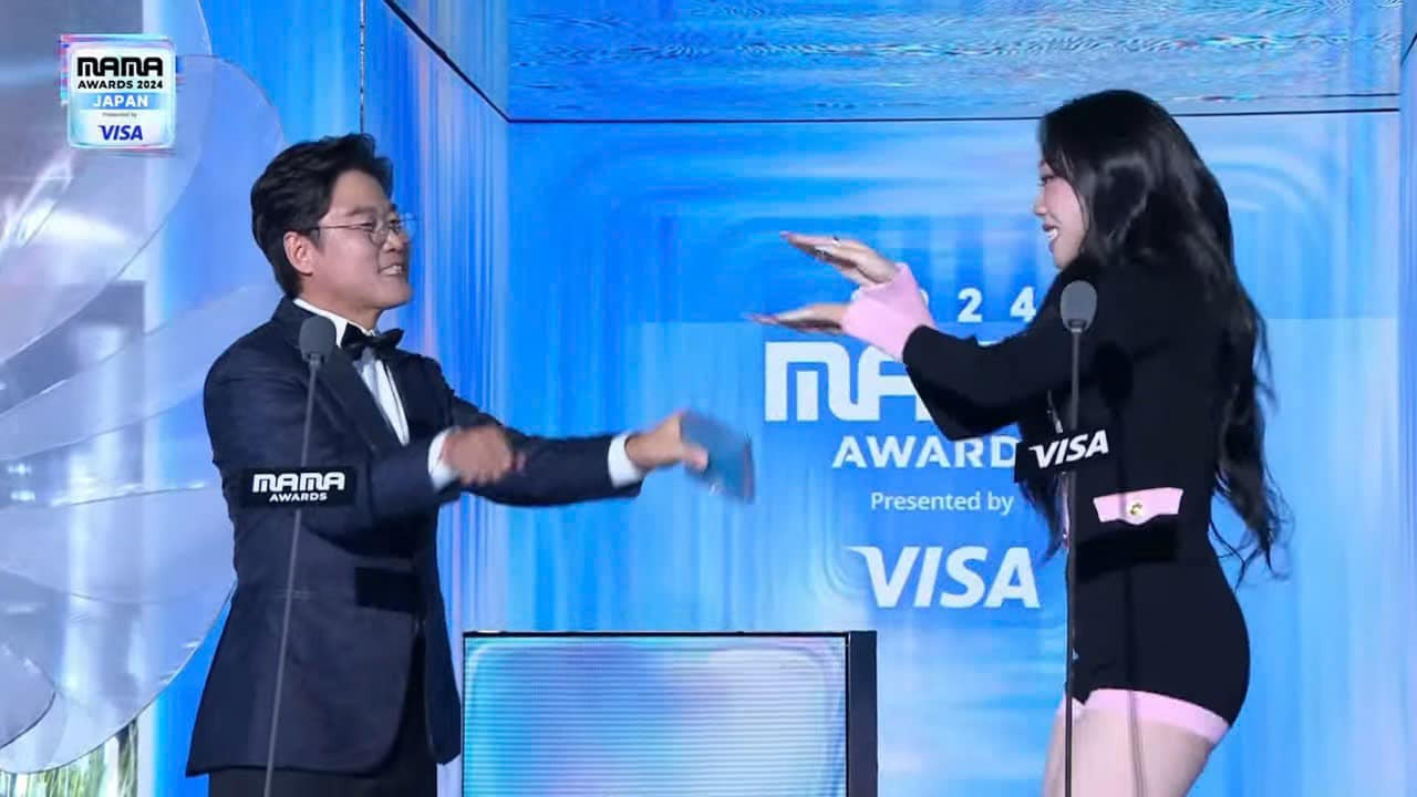 Tại lễ trao giải, Na PD cùng Lee Young Ji đã rủ dàn thần tượng có mặt "quẩy" theo APT. ở phần đầu chương trình.