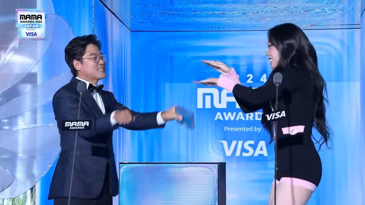 Tại lễ trao giải, Na PD cùng Lee Young Ji đã rủ dàn thần tượng có mặt "quẩy" theo APT. ở phần đầu chương trình.