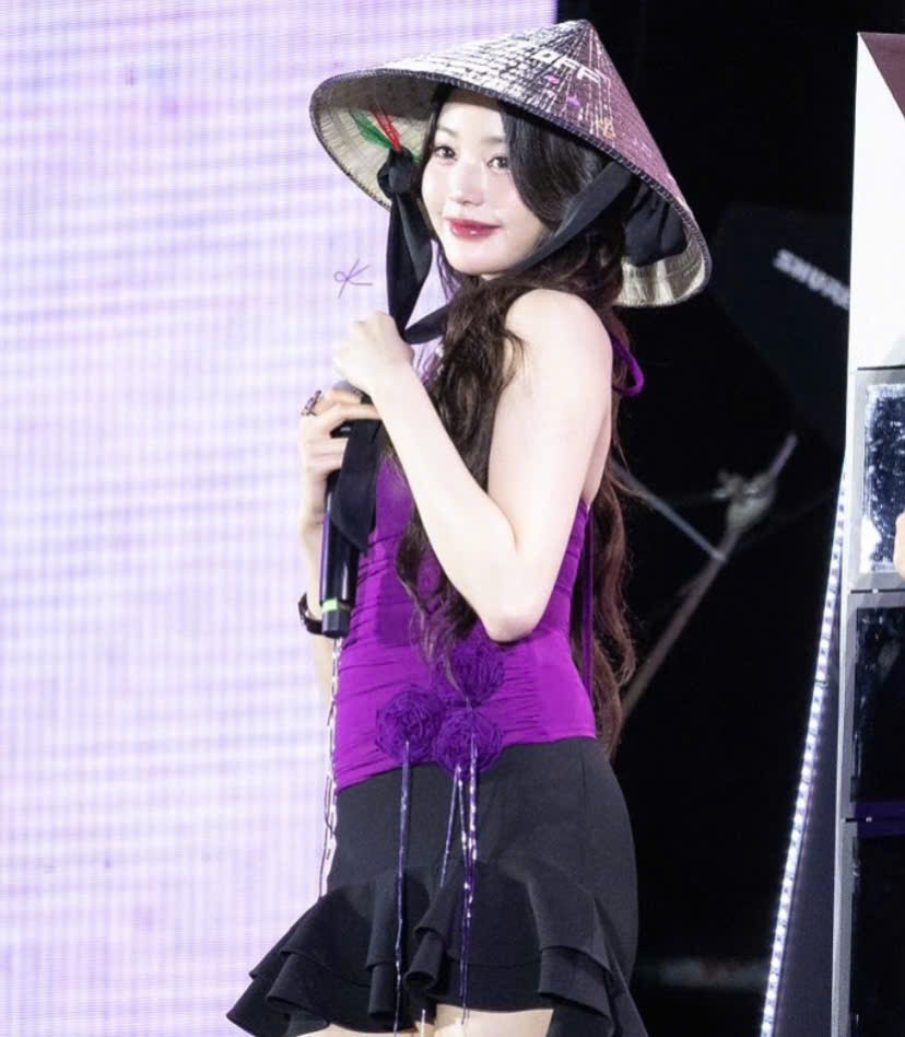 Wonyoung được khen là "chuẩn dâu Việt" nhờ loạt hành động dễ thương khi đội nón lá, nói tiếng Việt chuẩn...