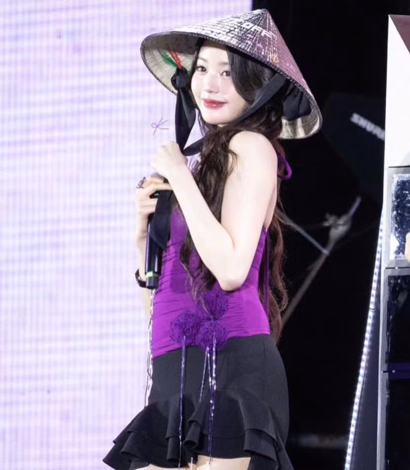 Wonyoung được khen là "chuẩn dâu Việt" nhờ loạt hành động dễ thương khi đội nón lá, nói tiếng Việt chuẩn... Wonyoung được khen là "chuẩn dâu Việt" nhờ loạt hành động dễ thương khi đội nón lá, nói tiếng Việt chuẩn...