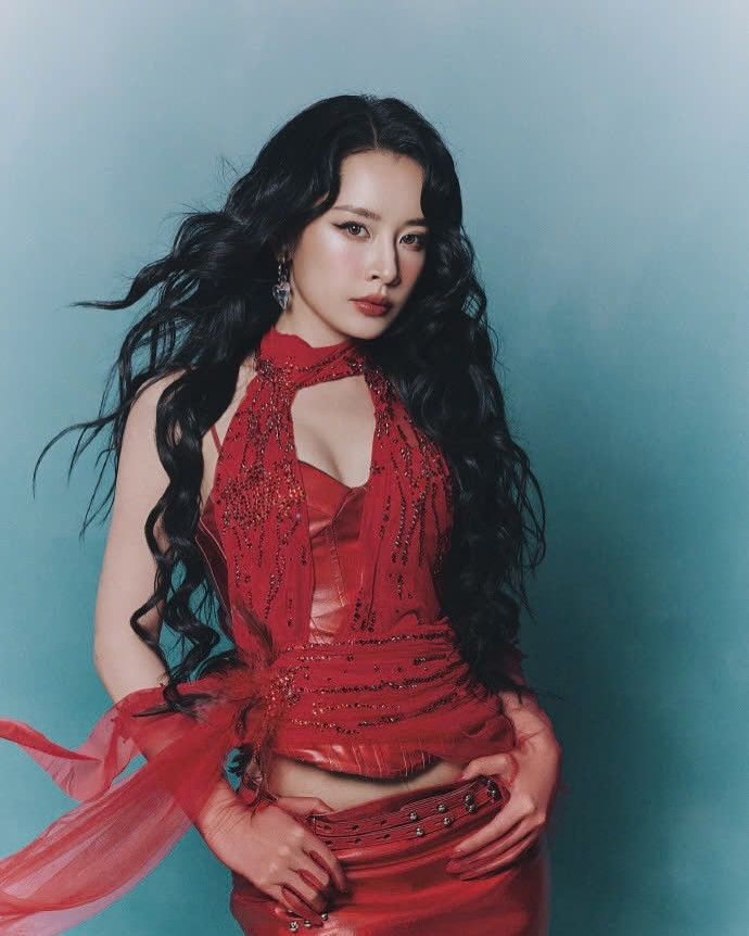 Cận cảnh tạo hình của Chi Pu tại đêm hội đài Đông Phương.