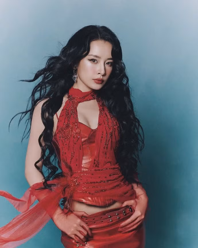 Cận cảnh tạo hình của Chi Pu tại đêm hội đài Đông Phương.