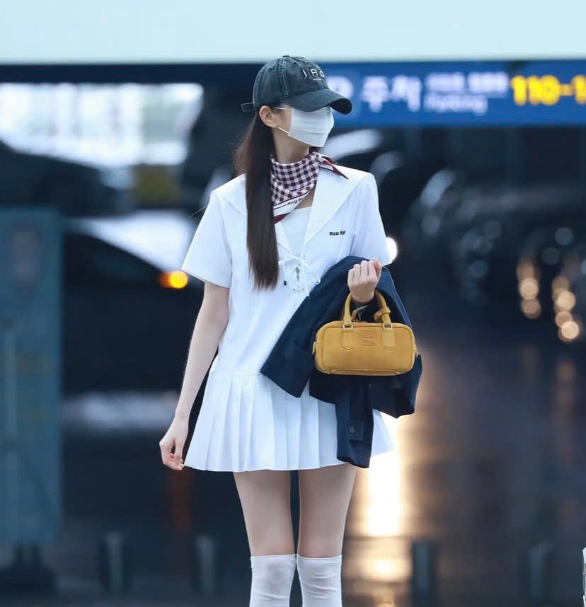 Tổng giá trị outfit của Jang Wonyoung trong lần xuất hiện tại sân bay khoảng 160 triệu đồng.