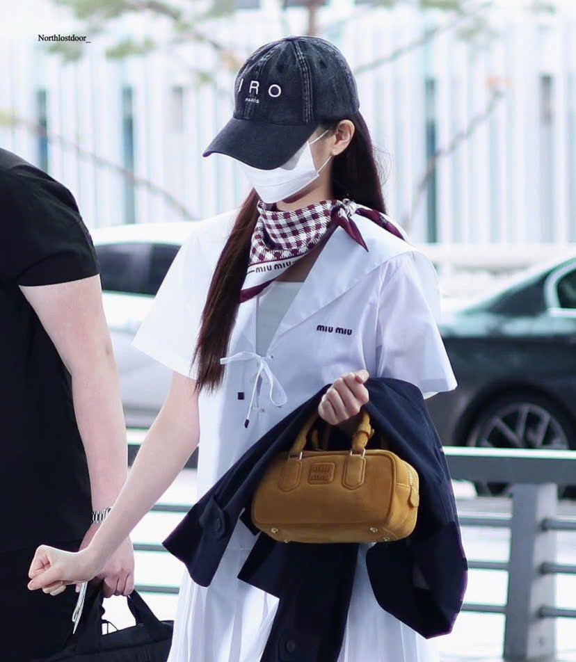 Tổng giá trị outfit của Jang Wonyoung trong lần xuất hiện tại sân bay khoảng 160 triệu đồng.