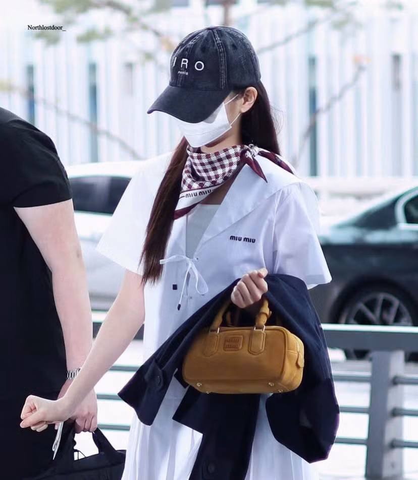 Tổng giá trị outfit của Jang Wonyoung trong lần xuất hiện tại sân bay khoảng 160 triệu đồng. Tổng giá trị outfit của Jang Wonyoung trong lần xuất hiện tại sân bay khoảng 160 triệu đồng.