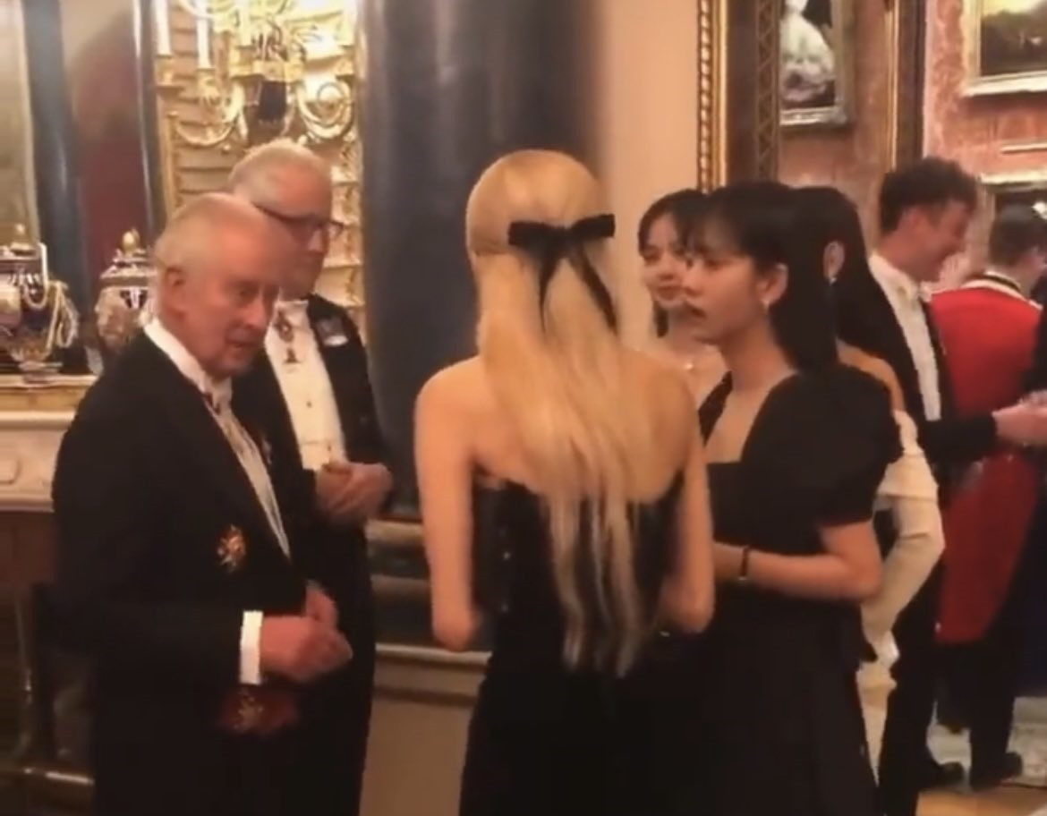 BLACKPINK cũng có dịp trò chuyện với Vua Charles III tại buổi yến tiệc.