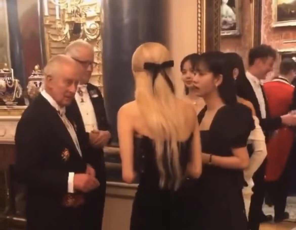 BLACKPINK cũng có dịp trò chuyện với Vua Charles III tại buổi yến tiệc. BLACKPINK cũng có dịp trò chuyện với Vua Charles III tại buổi yến tiệc.