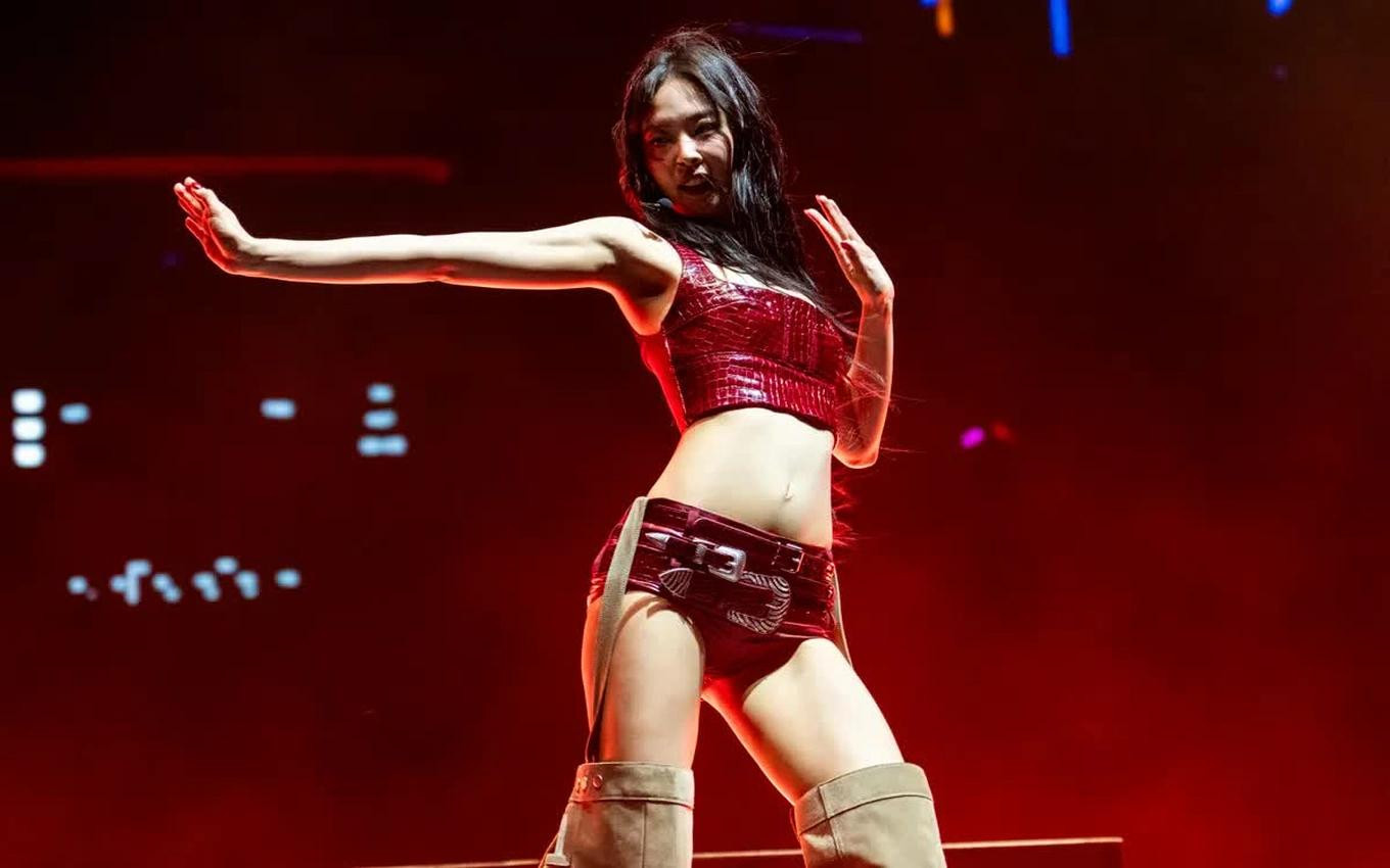 Jennie được tờ Billboard ưu ái xướng tên trong danh sách 3 gương mặt có màn trình diễn lôi cuốn nhất Coachella 2025, sánh ngang cùng Lady Gaga và Tyla.