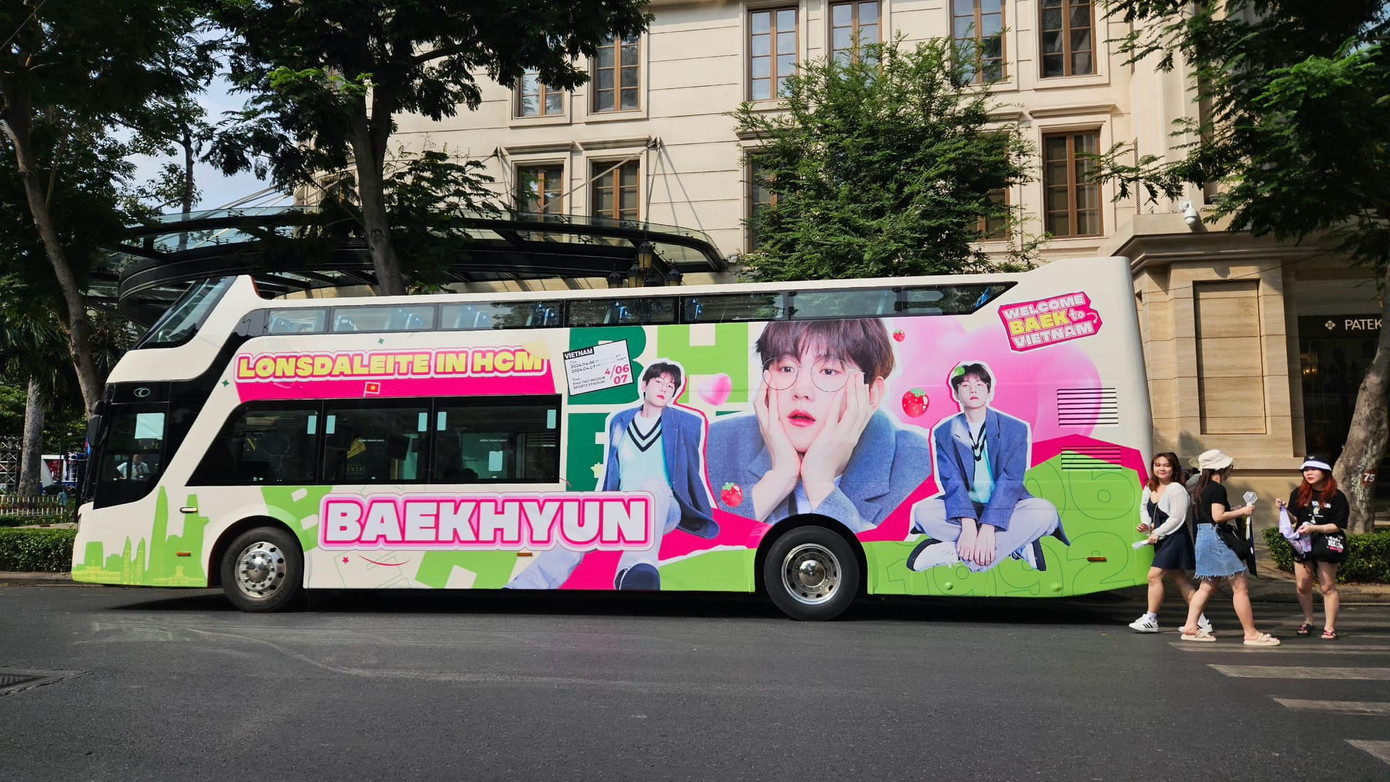 Trước đó, chiếc xe bus hai tầng được thiết kế với hình ảnh bắt mắt, nổi bật của giọng ca UN Village cũng gây chú ý khi di chuyển khắp các tuyến đường trung tâm TP.HCM. (Ảnh: FB Moonlight Baek - EXO Baekhyun Vietnam Fanpage) Trước đó, chiếc xe bus hai tầng được thiết kế với hình ảnh bắt mắt, nổi bật của giọng ca UN Village cũng gây chú ý khi di chuyển khắp các tuyến đường trung tâm TP.HCM. (Ảnh: FB Moonlight Baek - EXO Baekhyun Vietnam Fanpage)