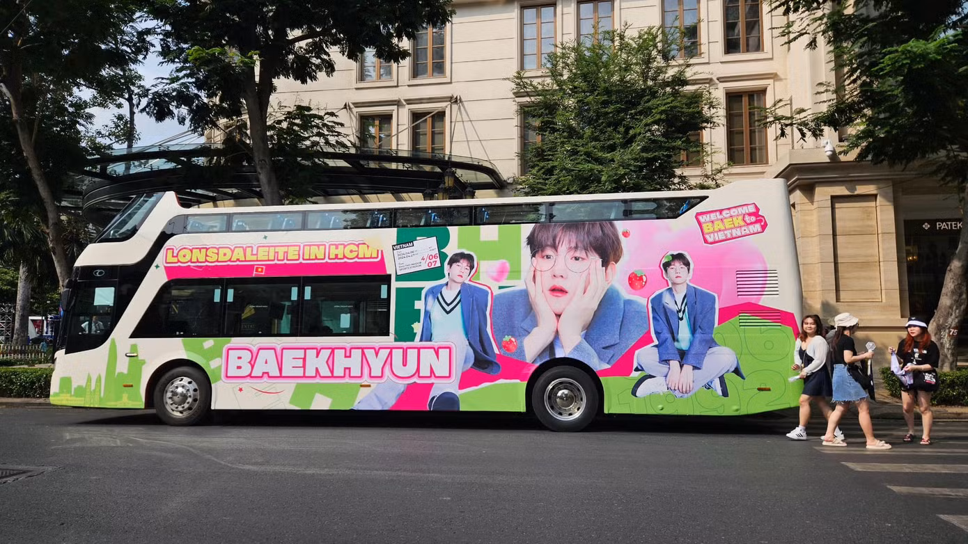 Trước đó, chiếc xe bus hai tầng được thiết kế với hình ảnh bắt mắt, nổi bật của giọng ca UN Village cũng gây chú ý khi di chuyển khắp các tuyến đường trung tâm TP.HCM. (Ảnh: FB Moonlight Baek - EXO Baekhyun Vietnam Fanpage)