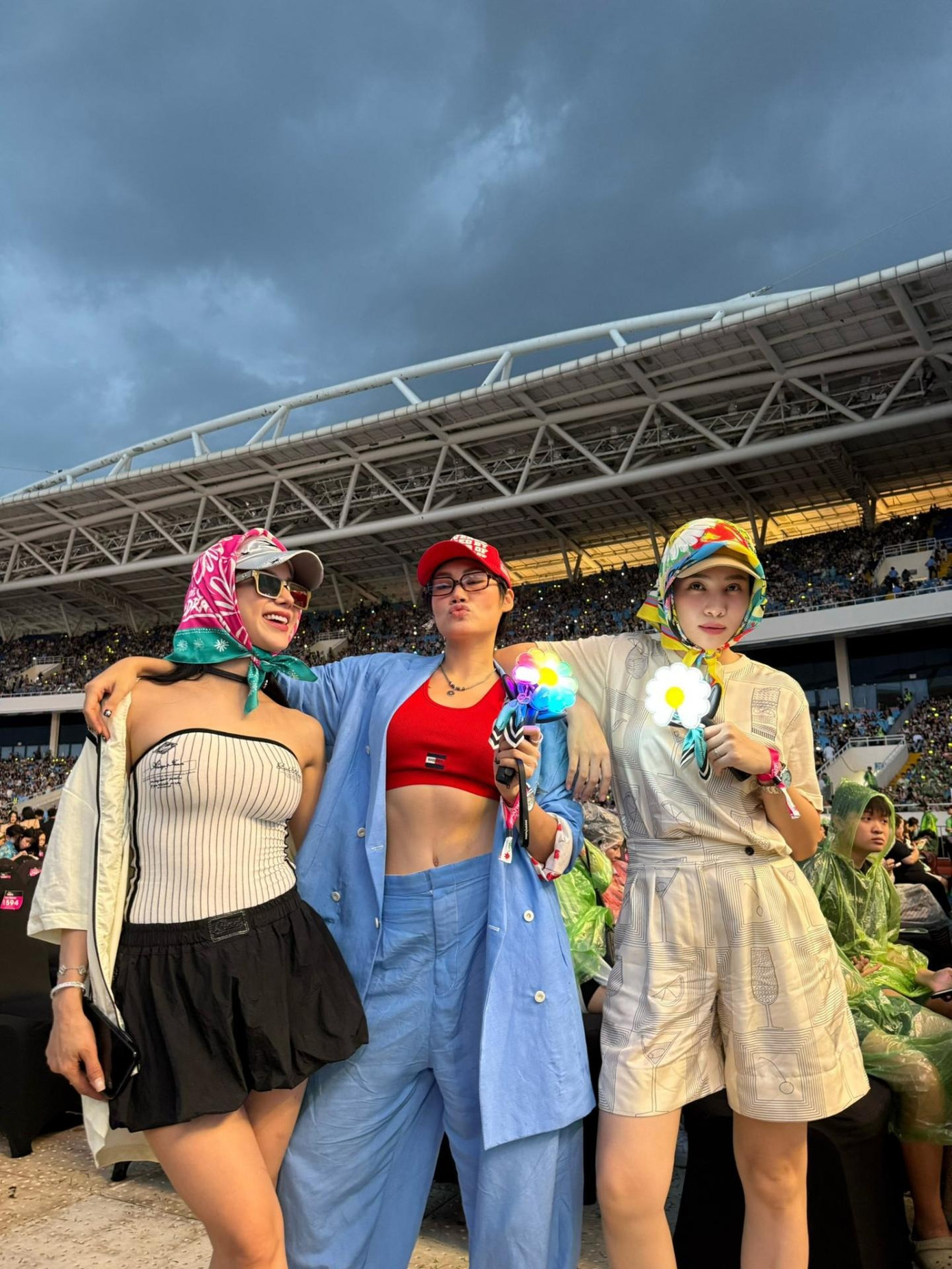 Hội bạn thân Diệp Lâm Anh, Đàm Thu Trang và Pông Chuẩn cũng có mặt từ sớm. Hội bạn thân Diệp Lâm Anh, Đàm Thu Trang và Pông Chuẩn cũng có mặt từ sớm.