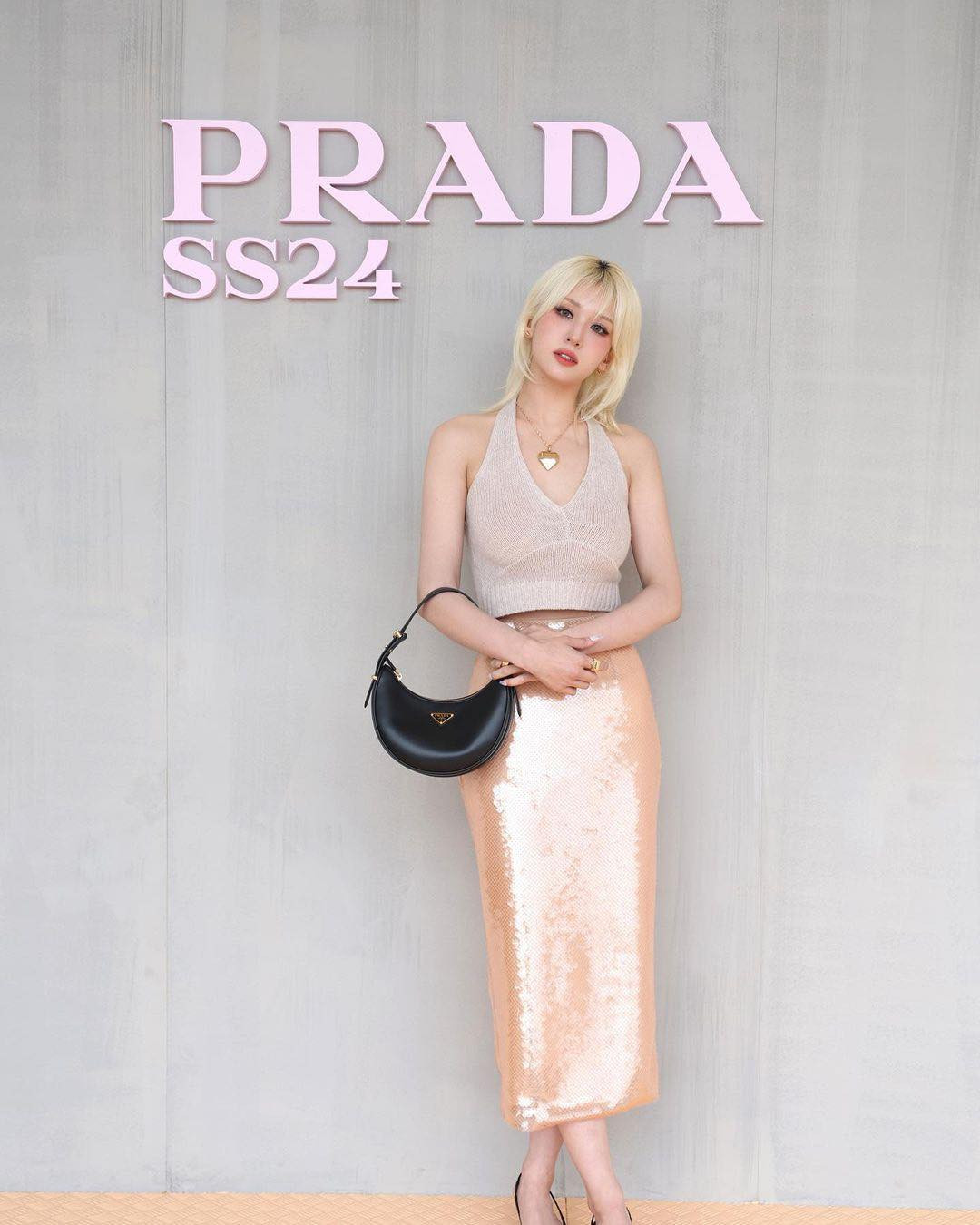 Với vẻ ngoài xinh xắn tựa búp bê, giọng ca Dumb Dumb nhanh chóng chiếm spotlight. Với vẻ ngoài xinh xắn tựa búp bê, giọng ca Dumb Dumb nhanh chóng chiếm spotlight.