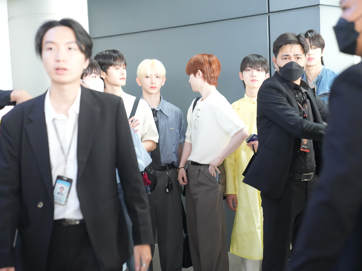 Các thành viên trông có vẻ mệt sau chuyến bay dài.