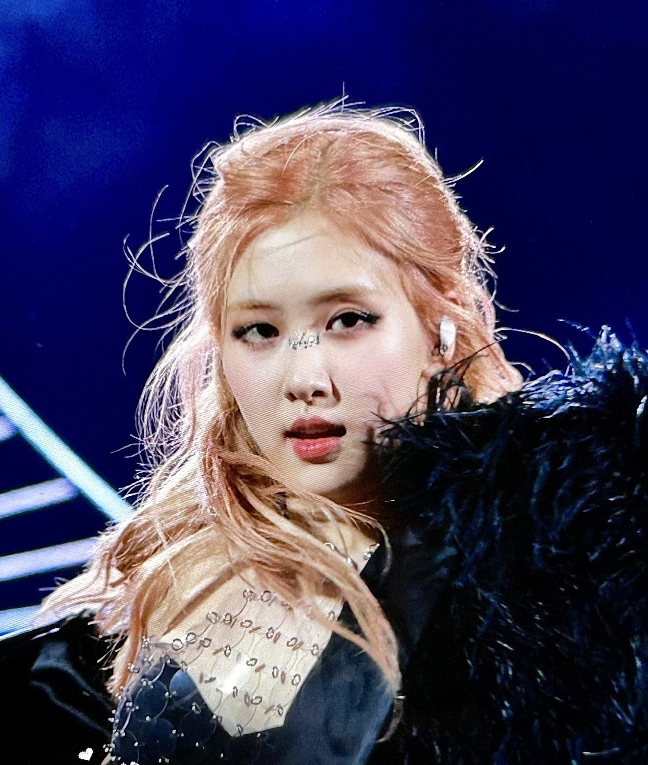 Phần trang điểm với lối đính đá phần mắt của Rosé khiến dân tình bấn loạn. Phần trang điểm với lối đính đá phần mắt của Rosé khiến dân tình bấn loạn.