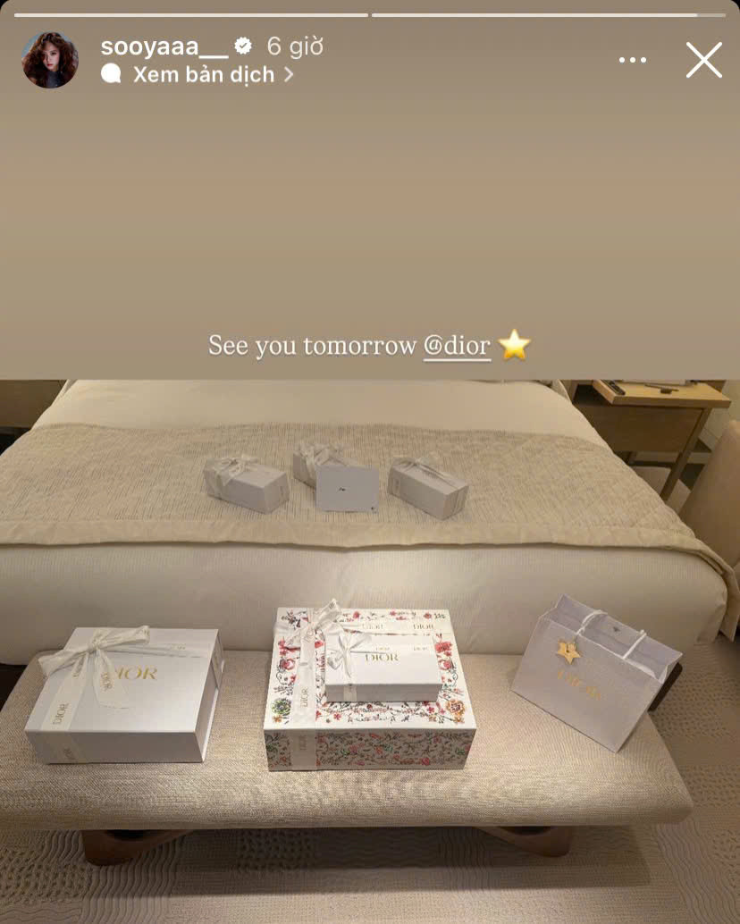 Trước khi tham dự sự kiện, Jisoo đã chia sẻ hình ảnh những món quà mà Dior chuẩn bị.