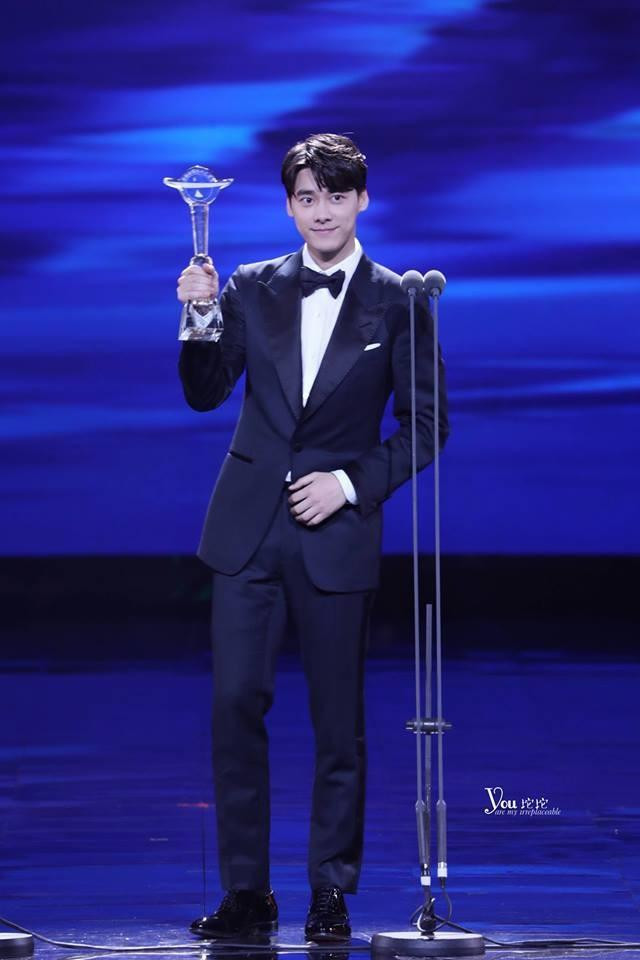 Lý Dịch Phong cùng giải thưởng Thị đế Kim Ưng. Lý Dịch Phong cùng giải thưởng Thị đế Kim Ưng.