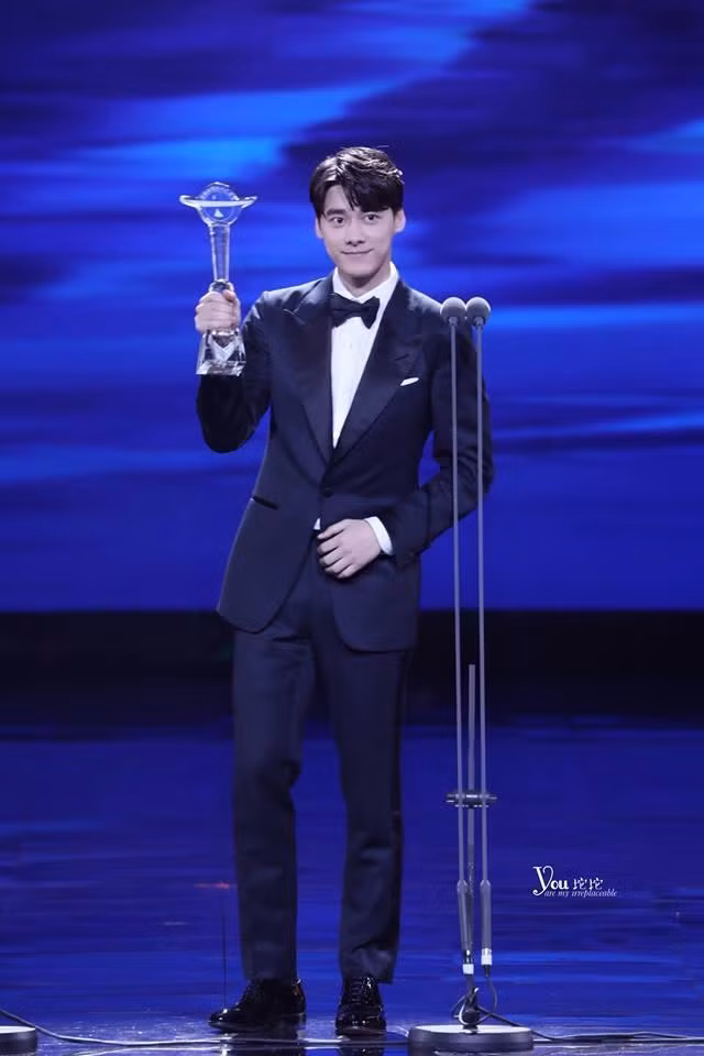 Lý Dịch Phong cùng giải thưởng Thị đế Kim Ưng. Lý Dịch Phong cùng giải thưởng Thị đế Kim Ưng.