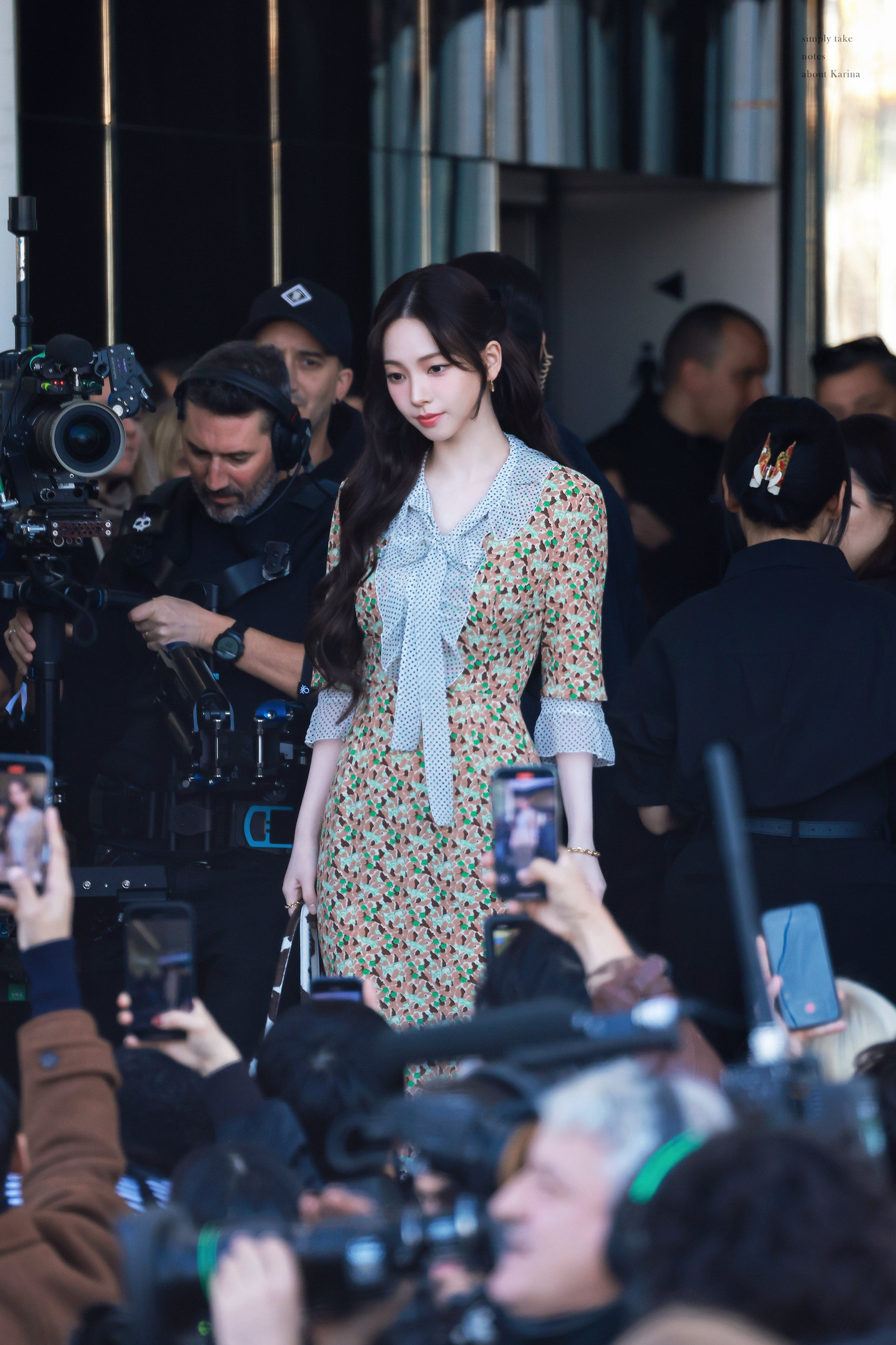 Chiếc váy bị chê sến nhưng lại được Karina "cân đẹp".