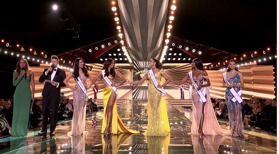 Kim Duyên là cái tên đầu tiên được MC xướng lên khi lọt vào Top 5 cùng các người đẹp Thái Lan, Nam Phi, Indonesia, Venezuela.