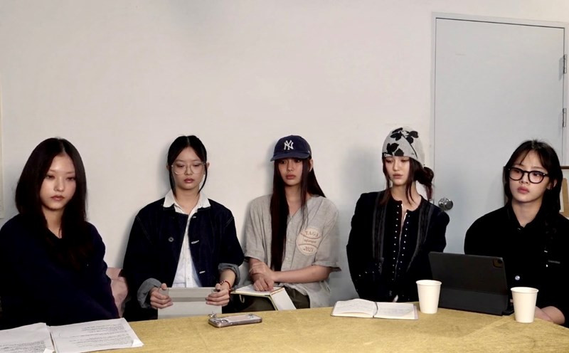 Màn livestream "bóc phốt" công ty chủ quản khi còn đang làm việc dưới trướng công ty của NewJeans được cho là chưa từng có tiền lệ trong K-Pop. Màn livestream "bóc phốt" công ty chủ quản khi còn đang làm việc dưới trướng công ty của NewJeans được cho là chưa từng có tiền lệ trong K-Pop.
