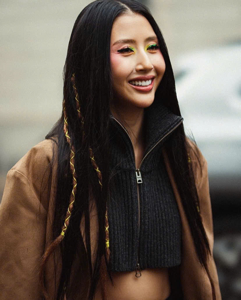 Quỳnh Anh Shyn nổi bật với tóc buộc lọn nhỏ và lớp trang điểm mắt phối màu sặc sỡ. Quỳnh Anh Shyn nổi bật với tóc buộc lọn nhỏ và lớp trang điểm mắt phối màu sặc sỡ.