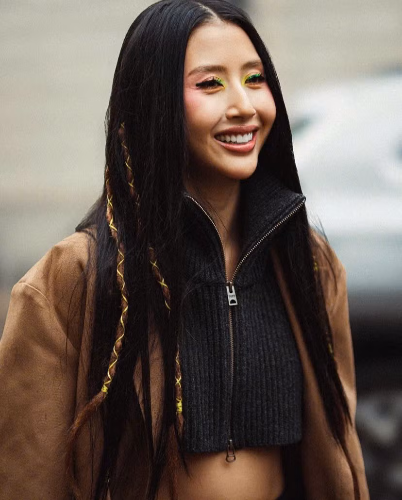 Quỳnh Anh Shyn nổi bật với tóc buộc lọn nhỏ và lớp trang điểm mắt phối màu sặc sỡ.