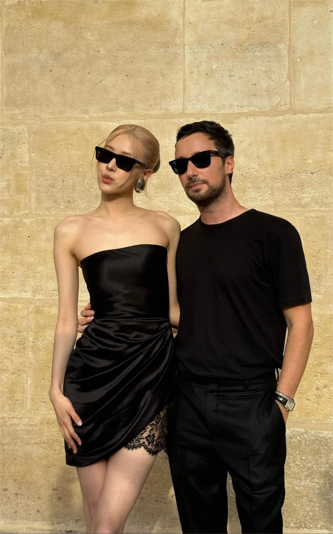 Cô nàng sánh đôi cùng giám đốc sáng tạo Anthony Vaccarello tại sự kiện. Cô nàng sánh đôi cùng giám đốc sáng tạo Anthony Vaccarello tại sự kiện.