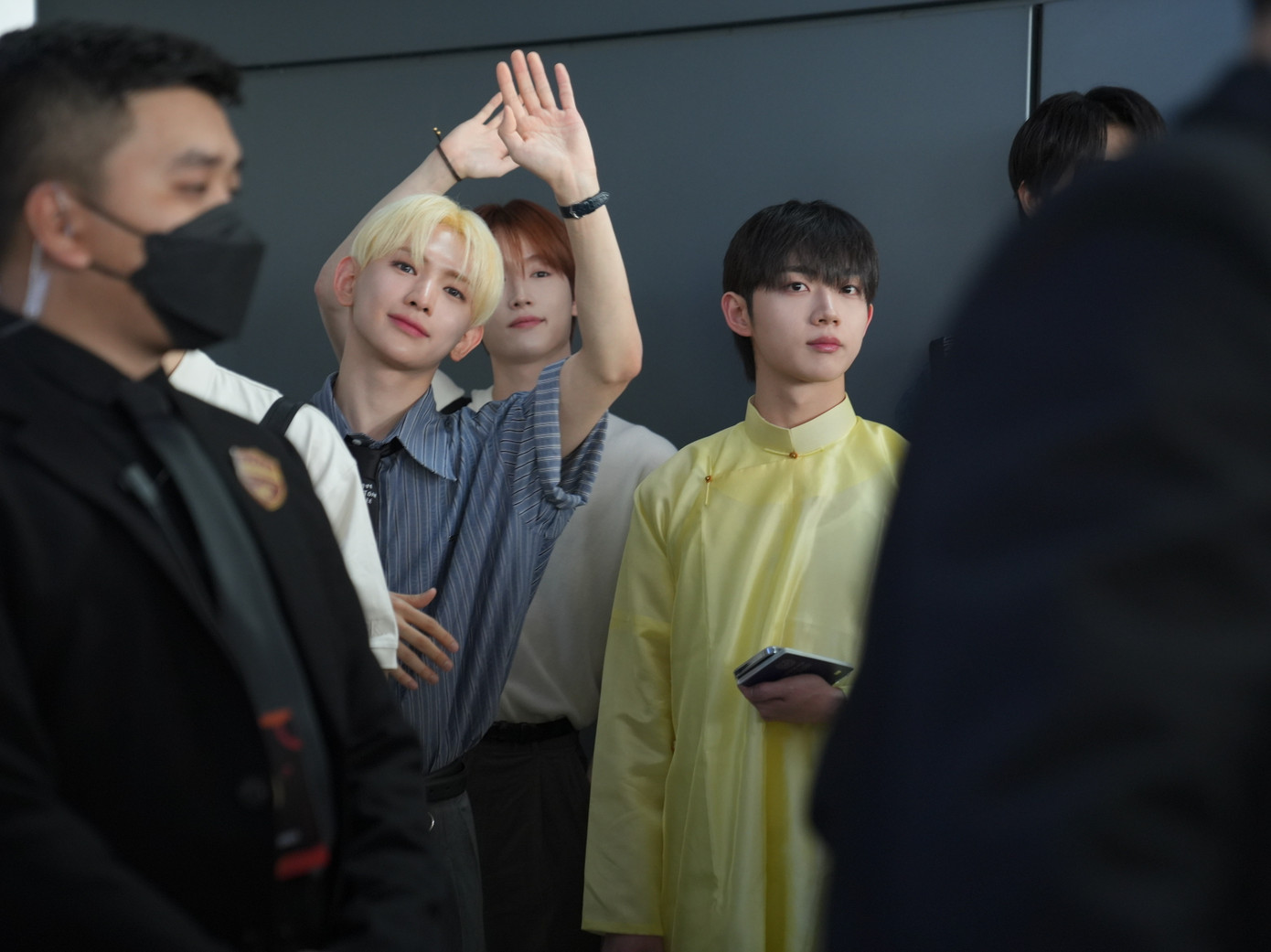 Các chàng trai liên tục vẫy tay chào fan.