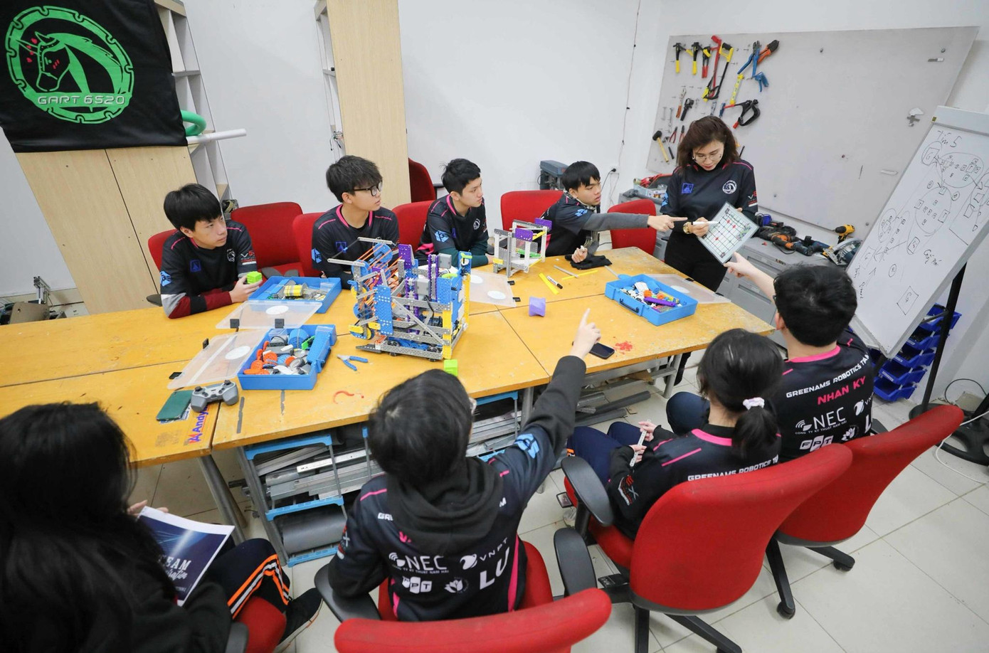 Nguồn ảnh: Fanpage THPT chuyên Hà Nội - Amsterdam, Ams Media, Hanoi - Amsterdam Model UN Association - HMA. Nguồn ảnh: Fanpage THPT chuyên Hà Nội - Amsterdam, Ams Media, Hanoi - Amsterdam Model UN Association - HMA.