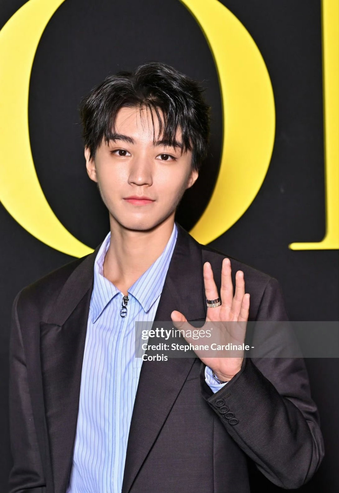 Dưới ống kính của &quot;hung thần&quot;, nhan sắc và thần thái của nam ca sĩ sinh năm 1999 vẫn không hề bị dìm hàng.