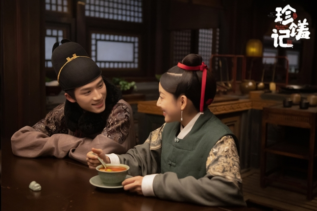 Cô rơi vào lưới tình với hoàng tử và có được cái kết hạnh phúc. Cô rơi vào lưới tình với hoàng tử và có được cái kết hạnh phúc.