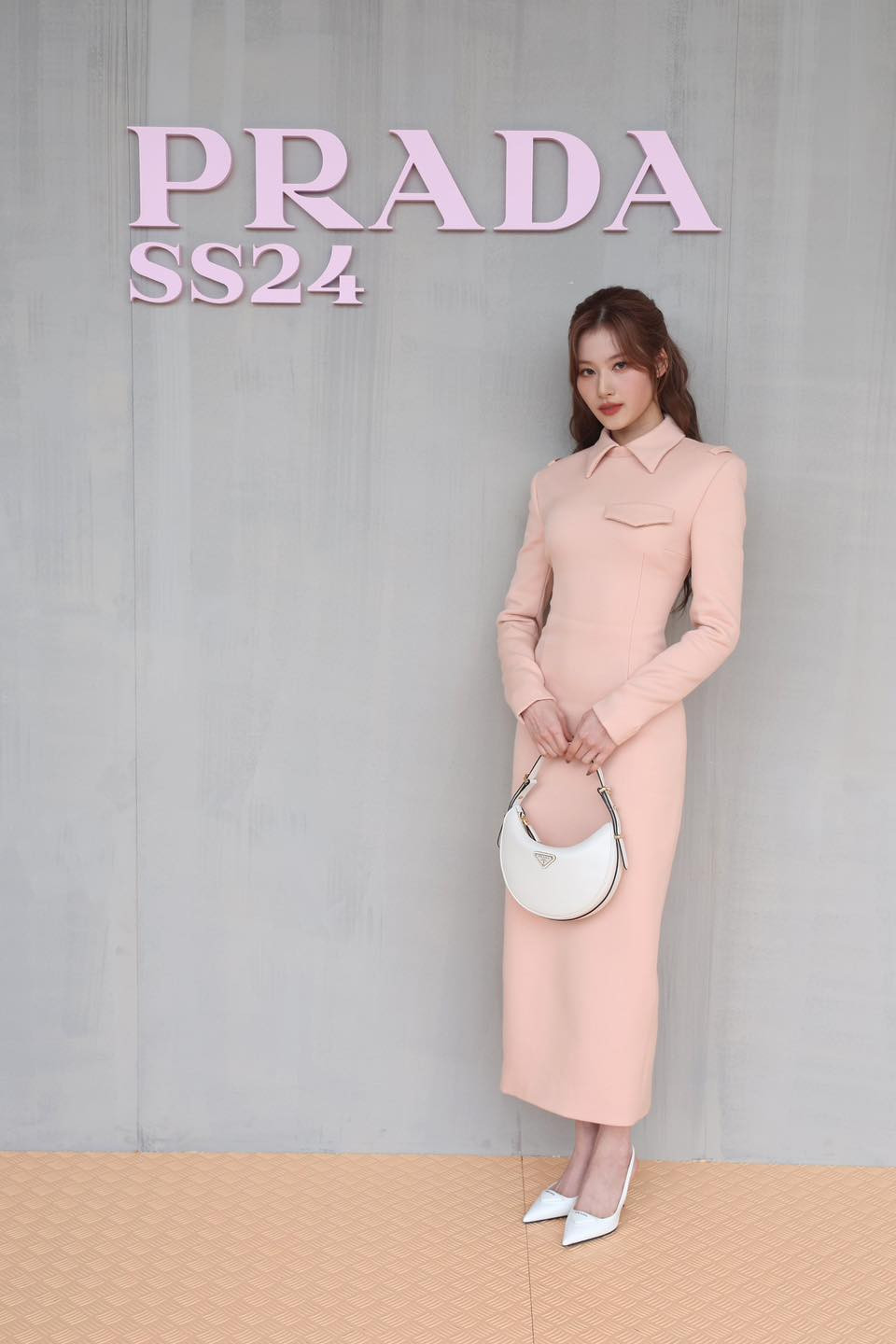 Sana xuất hiện với bộ váy hồng pastel, kết hợp với mái tóc xoăn lơi buộc nửa tạo cảm giác vừa thanh lịch vừa quý phái. Sana xuất hiện với bộ váy hồng pastel, kết hợp với mái tóc xoăn lơi buộc nửa tạo cảm giác vừa thanh lịch vừa quý phái.