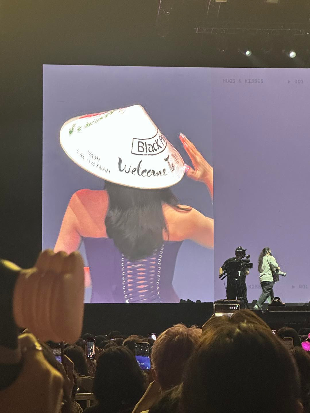 Khoảnh khắc giọng ca Earthquake đội nón lá xuất hiện trên màn hình lớn đã khiến người hâm mộ vỡ òa. Khoảnh khắc giọng ca Earthquake đội nón lá xuất hiện trên màn hình lớn đã khiến người hâm mộ vỡ òa.