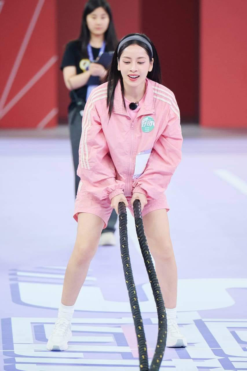 Dù có hơi chật vật trong phần thi đẩy tạ bằng dây nhưng Chi Pu vẫn cố gắng hết mình hoàn thành thử thách. Dù có hơi chật vật trong phần thi đẩy tạ bằng dây nhưng Chi Pu vẫn cố gắng hết mình hoàn thành thử thách.