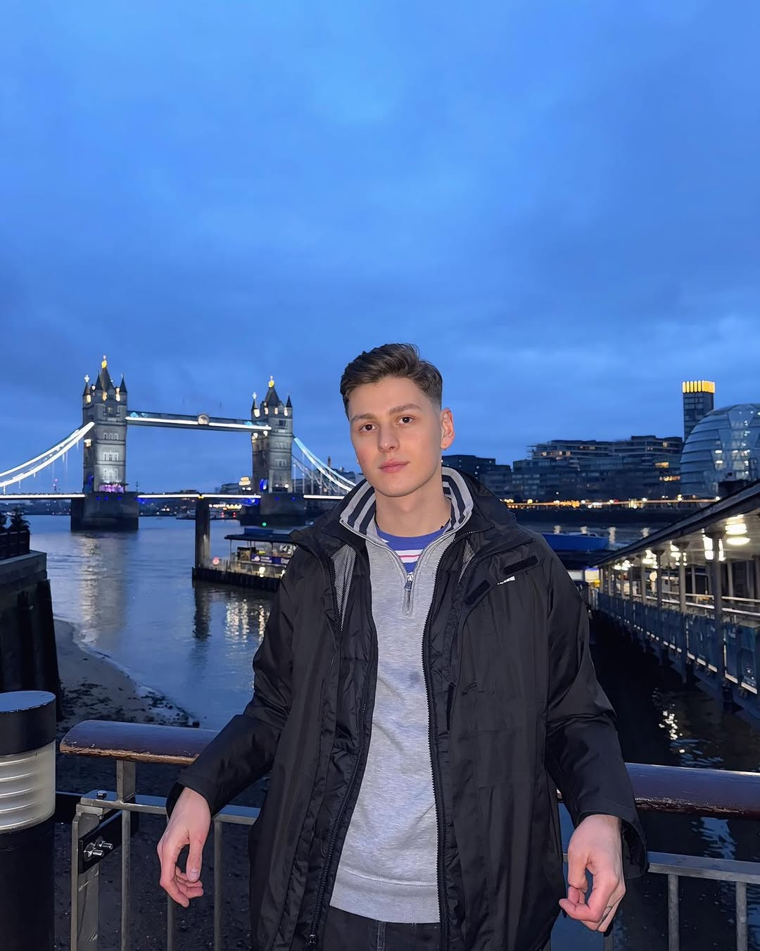 Góc ảnh giống hệt nhau trong bài đăng của Newyear và anh chàng người Ukraine chia sẻ.